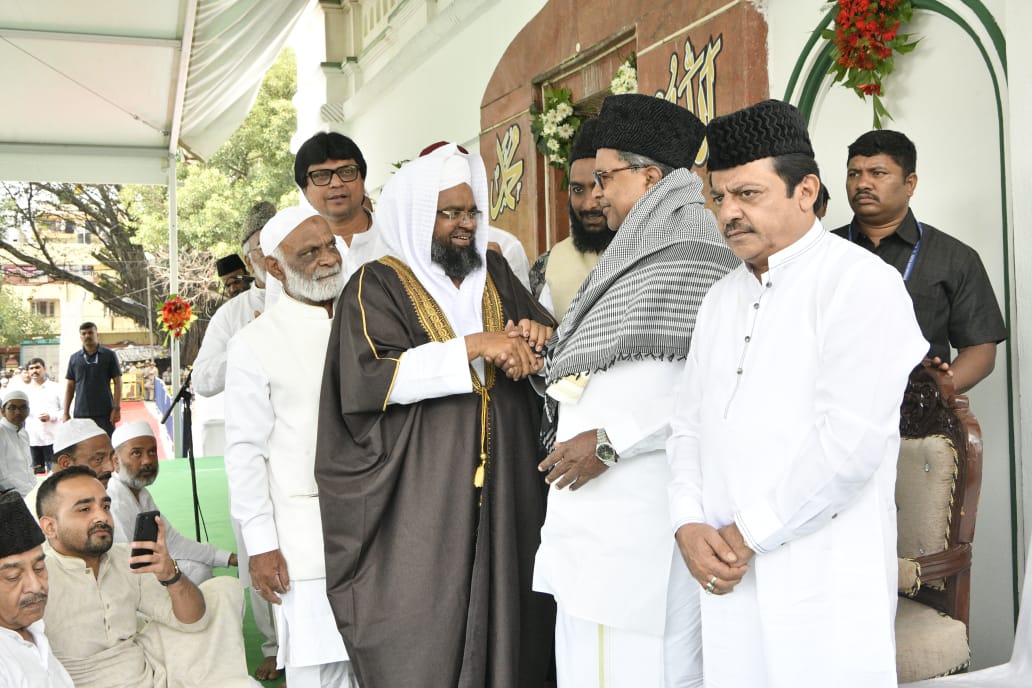 कर्नाटक के CM सिद्धारमैया ने ईद की नमाज में की शिरकत, प्रेम और सौहार्द… Karnataka CM Siddaramaiah participated in Eid prayers, spread love and harmony…