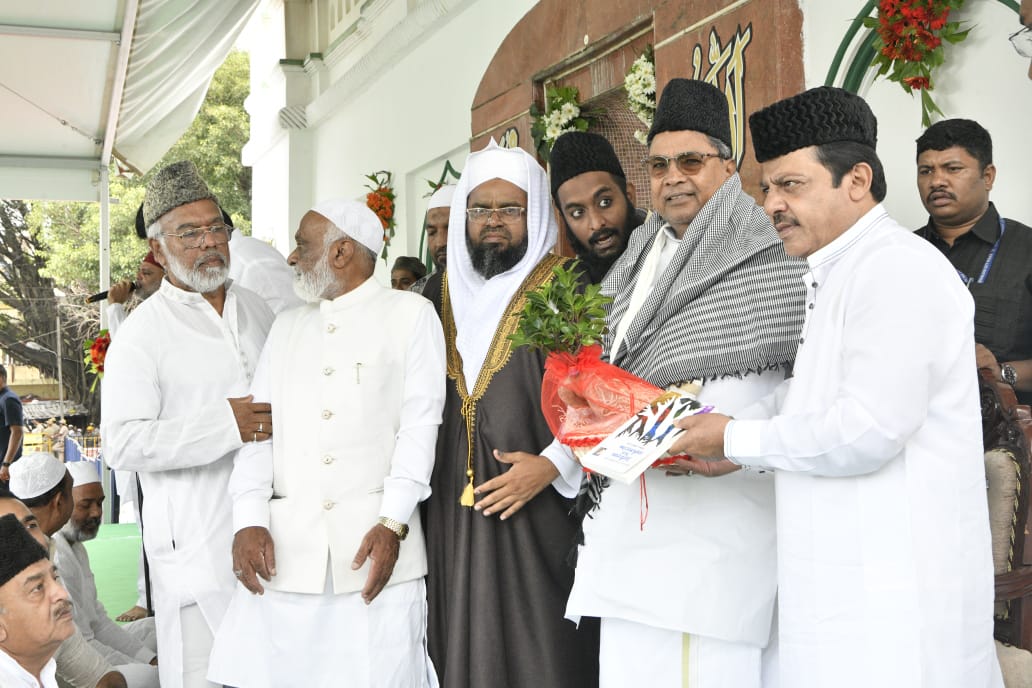 कर्नाटक के CM सिद्धारमैया ने ईद की नमाज में की शिरकत, प्रेम और सौहार्द… Karnataka CM Siddaramaiah participated in Eid prayers, spread love and harmony…