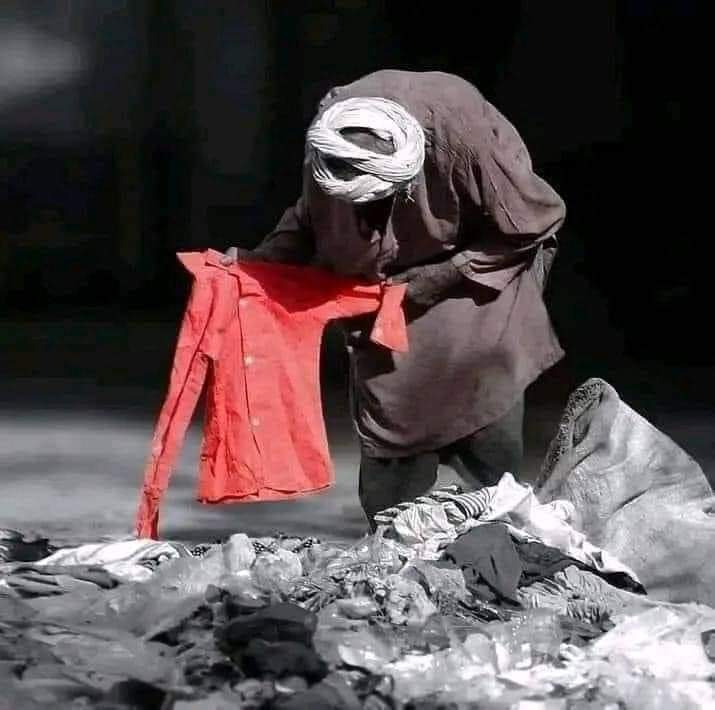 مفلس نے اٹھا کر کوڑا دان سے اک قمیض
کہا شکر خدا  میرے بچے کی عید ہو گئی
#عيد_الاضحى #اثاثہ_اردو