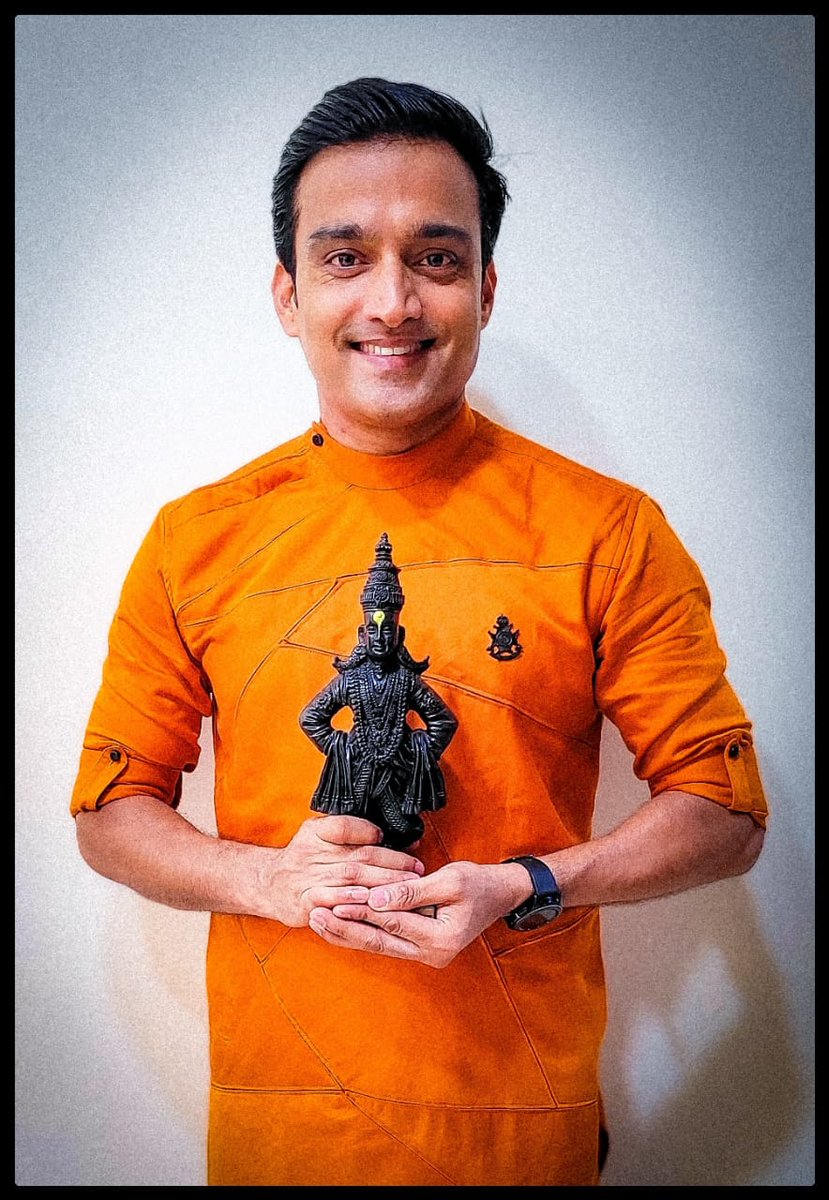 Deepkarparkar's tweet photo. "देव दिसे ठाई ठाई, भक्तलीन ��क्तापाई,
सुखालाही आला या हो आनंदाचा पूर,
चालला नामाचा गजर अवघे गरजे पंढरपूर"

आषाढी एकादशीच्या मंगलमय  शुभेच्छा !

#आषाढीवारी #आषाढीएकादशी #aashadhiekadashi #pandharpurwari #vitthalmauli #pandharpur https://t.co/cNNTVjtmmV