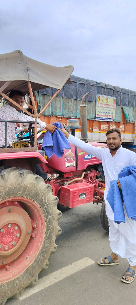 shekhar_mundada's tweet photo. सेवा वारी आपल्या गावी
वारीत सामानाची वाहतूक करणाऱ्या ट्रक चालकांचा व टँकर चालकांचा महा एनजीओ फेडरेशन द्वारे विशेष सन्मान व पालखी सोहळ्यात चालणाऱ्या वारकर्यांच्या चरणसेवार्थ कापडी बूट.
- महा एनजीओ फेडरेशन
#wari2023 #mahango #MahaNGOFederation #महाएनजीओफेडरेशन #Wari #वारकरीसेवारथ
@narendramodi @Dev_Fadnavis @cbawankule @BJP4India @BJP4Maharashtra @ChDadaPatil @SriSri @GovindaDevGiri