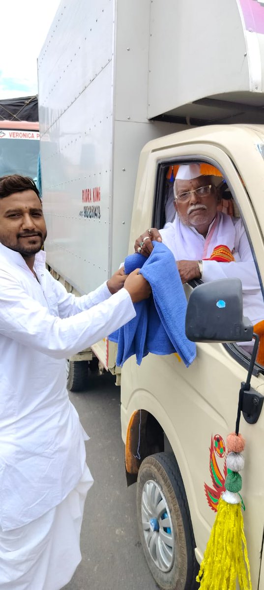 shekhar_mundada's tweet photo. सेवा वारी आपल्या गावी
वारीत सामानाची वाहतूक करणाऱ्या ट्रक चालकांचा व टँकर चालकांचा महा एनजीओ फेडरेशन द्वारे विशेष सन्मान व पालखी सोहळ्यात चालणाऱ्या वारकर्यांच्या चरणसेवार्थ कापडी बूट.
- महा एनजीओ फेडरेशन
#wari2023 #mahango #MahaNGOFederation #महाएनजीओफेडरेशन #Wari #वारकरीसेवारथ
@narendramodi @Dev_Fadnavis @cbawankule @BJP4India @BJP4Maharashtra @ChDadaPatil @SriSri @GovindaDevGiri