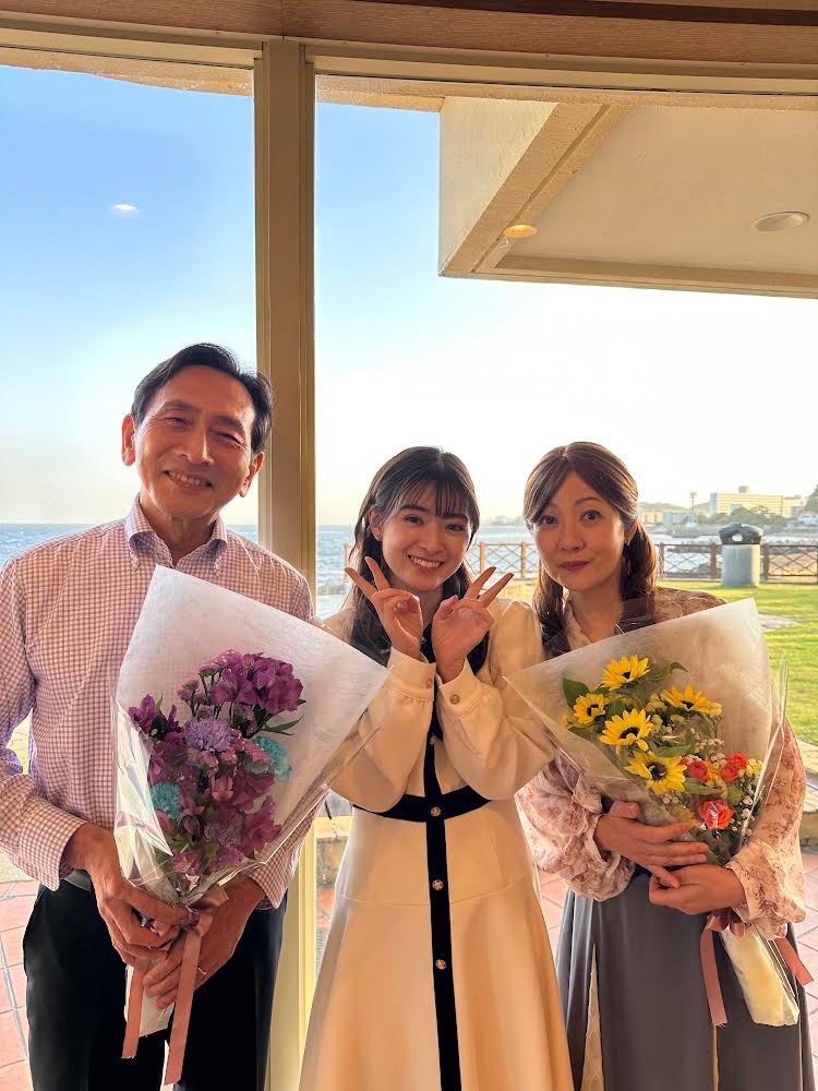 dramadeep_ntv's tweet image. #フウ壊オフショット📸
￣￣￣￣￣￣￣￣￣￣￣
#七瀬なつみ さんと #矢島健一 さんのクランクアップ時に、#優希美青 さんと一緒に撮った佐倉家🌸

引き続きクランクアップ投稿が続きますよ～❣
お楽しみに✨

💔#夫婦が壊れるとき 最終回⚡️
𝟔月𝟑𝟎日(金) 𝟐𝟓:𝟎𝟎🌙
 #DEEPな金曜日