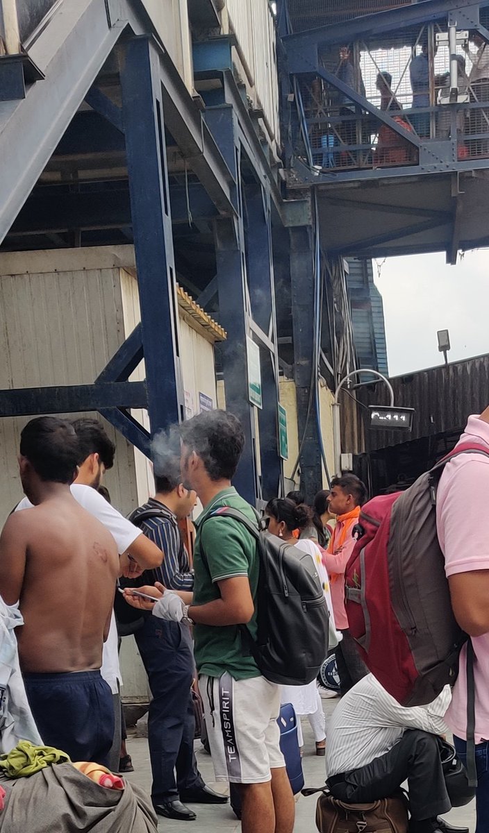 ranjan_m2's tweet photo. Open smoking on platform 2 @ ghaziabad railway station @RailMinIndia no police or other rail personnel stopping it https://t.co/Y5TI4yNOjE