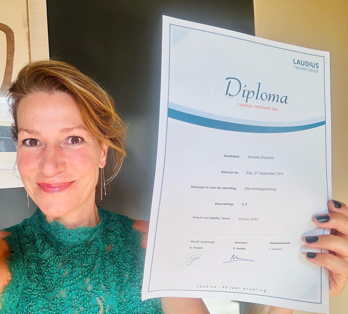 Toen ik het cijfer zag, vroeg ik me af of je hier ooit een tien voor kunt krijgen. Het doet er misschien ook niet toe. Het is een diploma voor het leven. Een cursus over wat het betekent mens te zijn, wat ons definieert. (…)

#stervensbegeleiding 

@ linkedin.com/posts/janneke-…