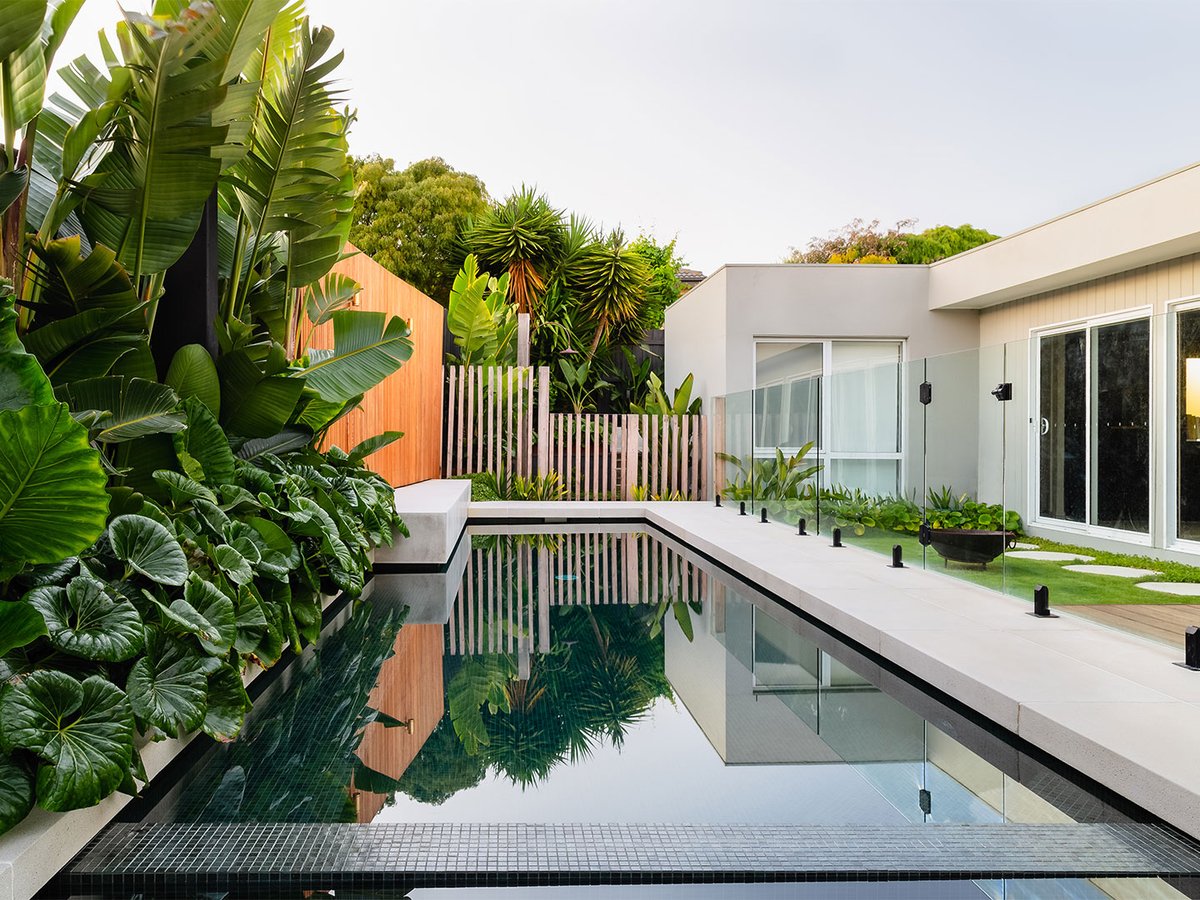 Poolside plants steal the show at this Torquay residence, where our Vega #poolcoping provides the perfect perching spot to admire the lush green view 💦

Landscape design: Mint Design
Pool tiles: <a href="/Bisazzaofficial/">Bisazza</a>
Pool #paving: <a href="/AnstonAP/">Anston Architectural Products</a> 
Photography: Erik Holt