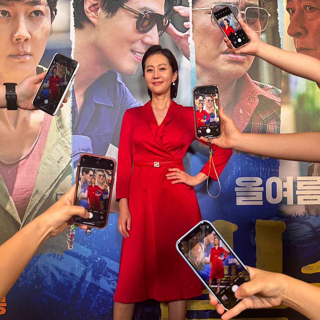 movie_n_NEW's tweet photo. #밀수 폼 미쳤다!😎
화려함이 싹 감싸네✨

폼 부터 다른 <밀수>팀을 만나려면?
7월 26일 극장으로 가보자고~

#류승완감독 #김혜수 #염정아 
#조인성 #박정민 #김종수 #고민시
#7월26일대개봉 #올여름은_밀수 https://t.co/X2042PSV6f
