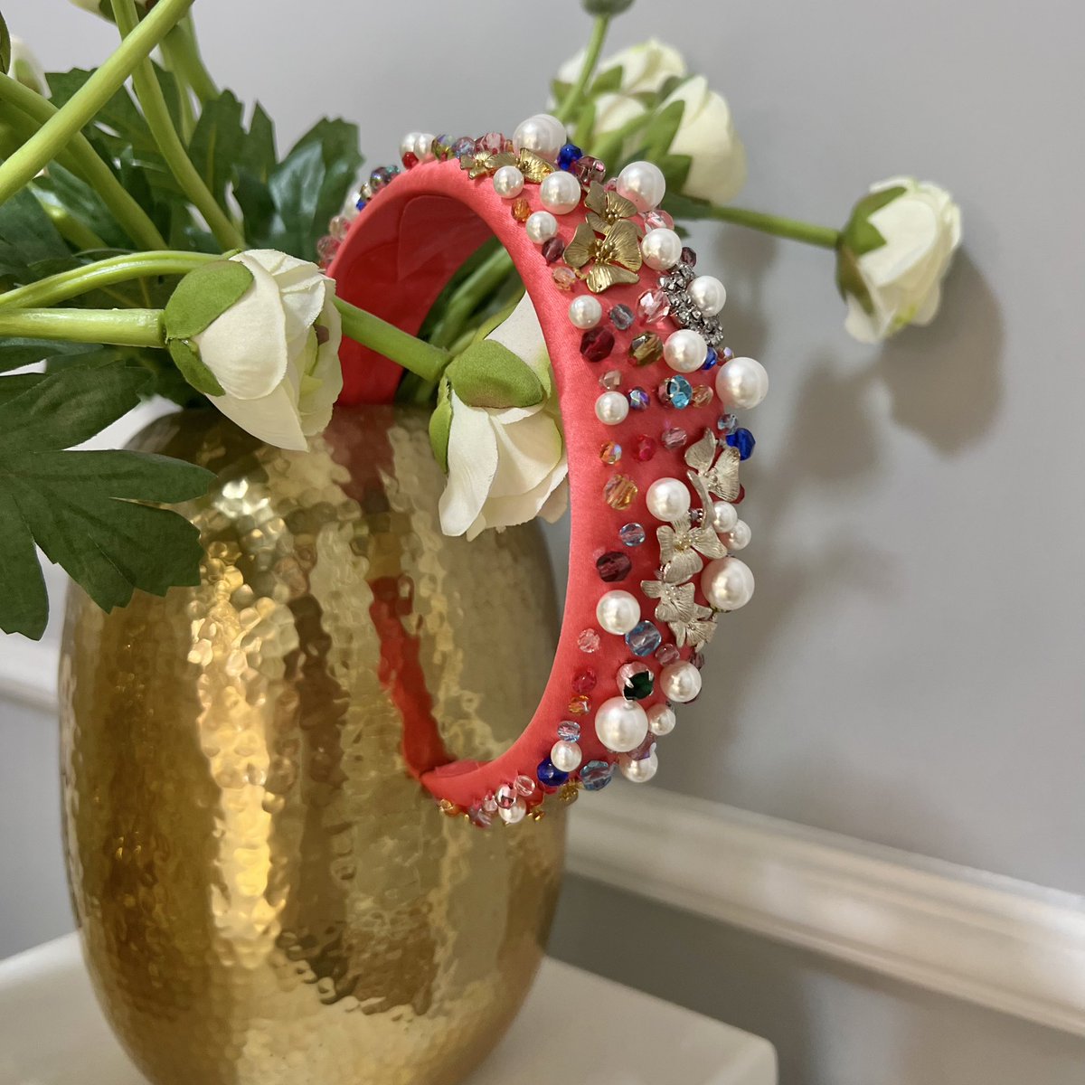 Nuestras #diademas_joya son únicas 😍😍😍.
.
.
Se realizan envíos a toda España. 
.
.
#airun #airuntocados #tocadosairun #anillo #ring #pendientes #earrings #bolso #bag #diadema #diadema_joya #invitada #invitadaperfecta #invitadasboda #invitadaideal #invitadaelegante #artesania