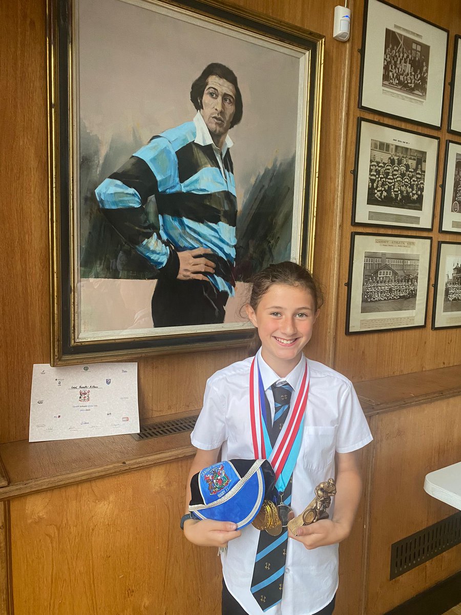 ClarabelCoch's tweet photo. Mor falch o hon. Blwyddyn o brofiadau a rygbi angygoel. Diolch  enfawr So proud of this one. An amazing year of experiences and rugby. Thank you @csru_u11 @YsgolHamadryad @Cardiff_Rugby https://t.co/9qPLEsO1Md