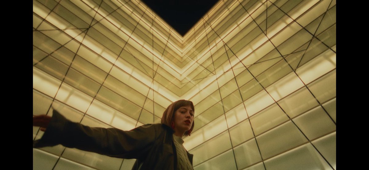 El videoclip ha salido con una canción. 🐺🌘🎬 youtu.be/sOqsZTg9kG8