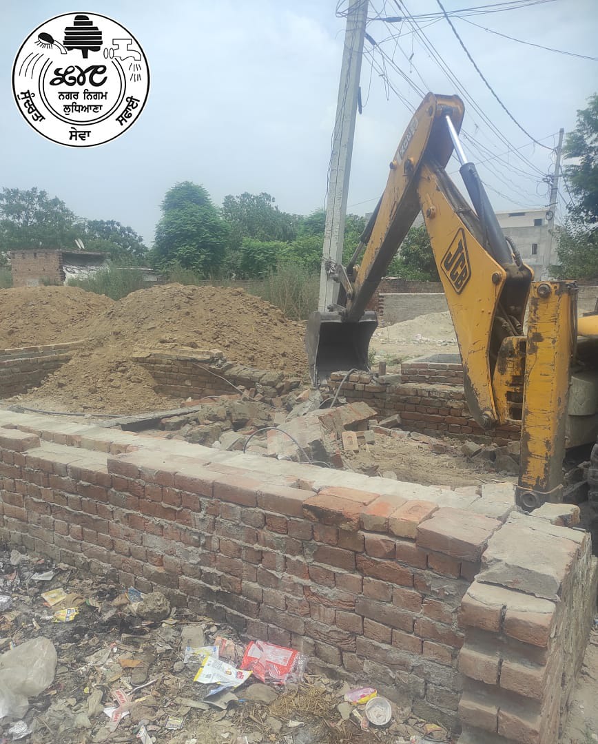 MC demolishes under construction labour quarters in Sunet area
.
.
.
#MCdemolishes #Construction #MunicipalCorporation #Labour #Inspection #CivicBody #Illegal #branch #Buildings #MCL #MCLudhiana