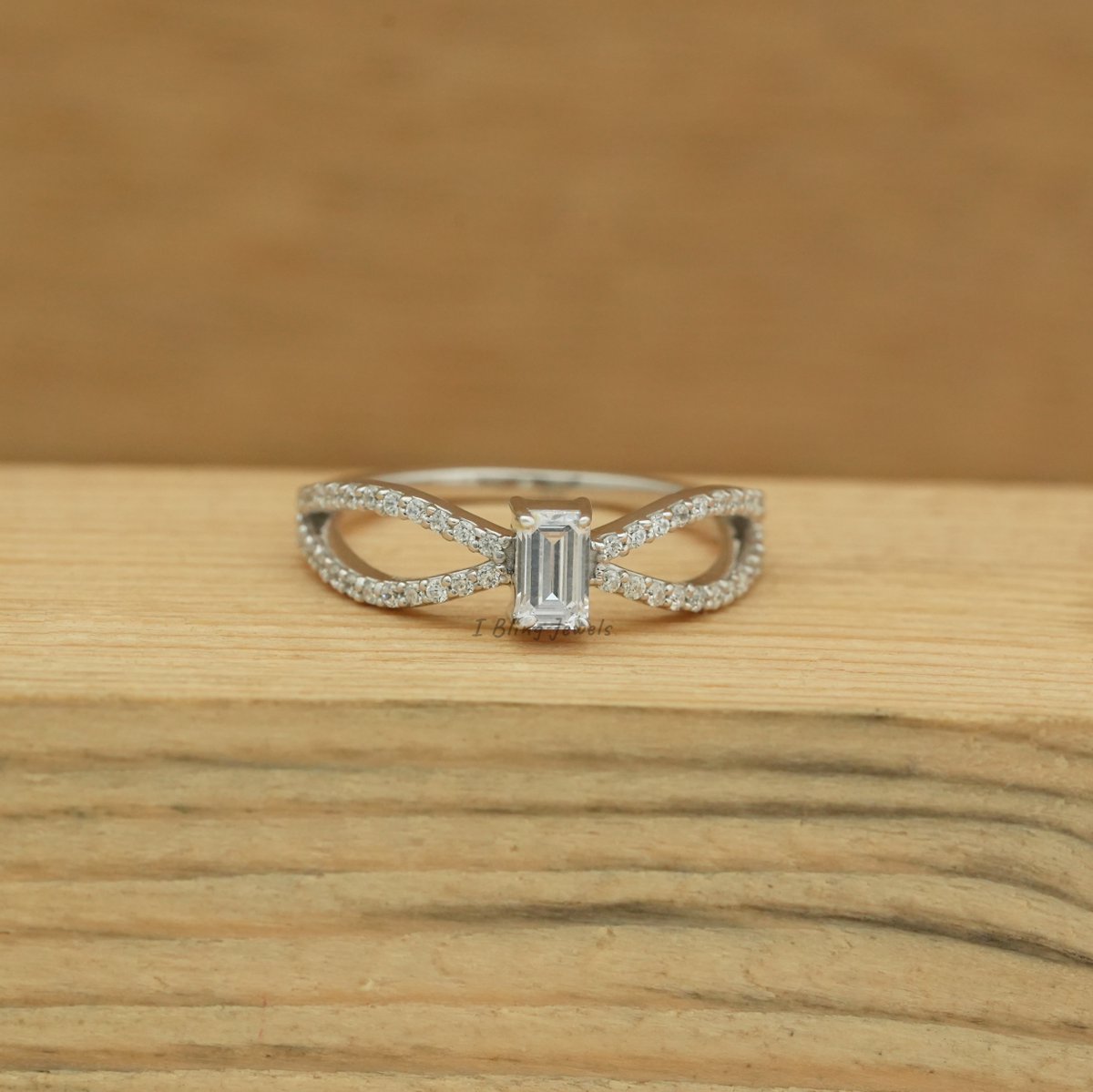 iblingjewels's tweet photo. 1.00 CT Emerald Cut Moissanite Engagement Ring💍

🛒Product Link: https://t.co/FfPwzyQO2K

#moissanitering #moissanitejewelry #diamondring #diamondjewelry #engagementring #weddingring #anniversarygift #emetraldcut #solidgoldring #promisering #proposalring #whitegoldring https://t.co/gmPT0TCfRK