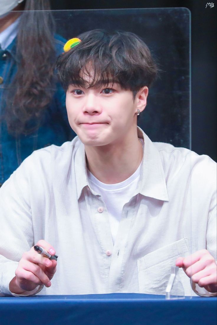 svtencia's tweet photo. hi binnie!

i came to say hi but not goodbye, i know you're still here with us. anyways how are u? u know what i went out last night and i looked up at the sky and there i saw the moon shining brightly and the first person i think of is you.

#MOONBIN 
#ASTRO_Moonbin
#ASTRO https://t.co/p7z3FSEdar