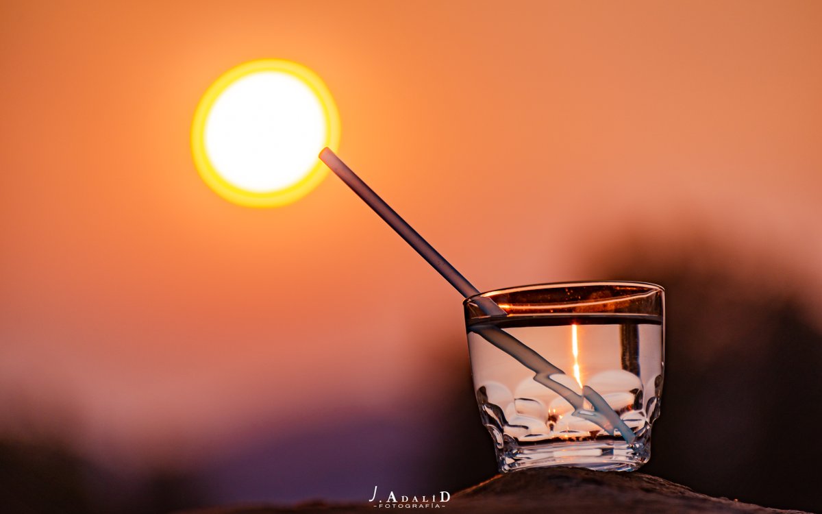 La tarde de ayer entre el humo y la calima, hasta el sol necesitaba hidratarse...desde Mijas Costa...<a href="/tiempobrasero/">Tutiempo</a> <a href="/A3Noticias/">Antena 3 Noticias</a> #ColaboradoresDelTiempo