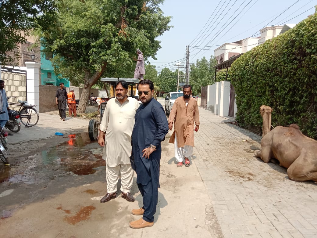Accitybwp's tweet photo. اسسٹنٹ کمشنر بہاولپور سٹی فضل الرحمن صاحب نے مختلف مقامات پر قربانی کے بعد صفائ کے انتظامات کا جائزہ لینے کے ساتھ ساتھ شہریوں میں ویسٹ بیگز بھی تقسیم کیے.
#EidAlAdha2023 #AssistanCommissioner #eid2023 #DeputyCommissioner #commissionerbahawalpur #ACCity https://t.co/wSYLKlLdyT