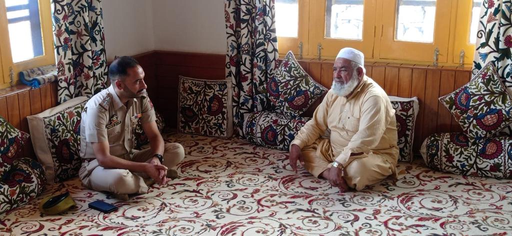 BaramullaPolice's tweet photo. #SALUTETOMARTYRS
Baramulla Police remembers all police martyrs on Eid and distributes sweets to the kins.
@JmuKmrPolice 
@KashmirPolice 
@DIGBaramulla 
@DCBaramulla 
@Amod_India 
@DivyaDev_ips https://t.co/NMHTCqt5gS