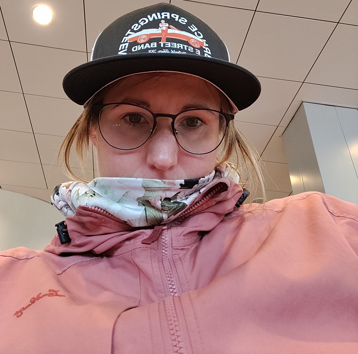 I feel and look like I was on a Springsteen concert, slept three hours, got up at 04;30, got my clothes on and are now at the second airport this morning 😴🎤🎸
 
Second selfie ever...