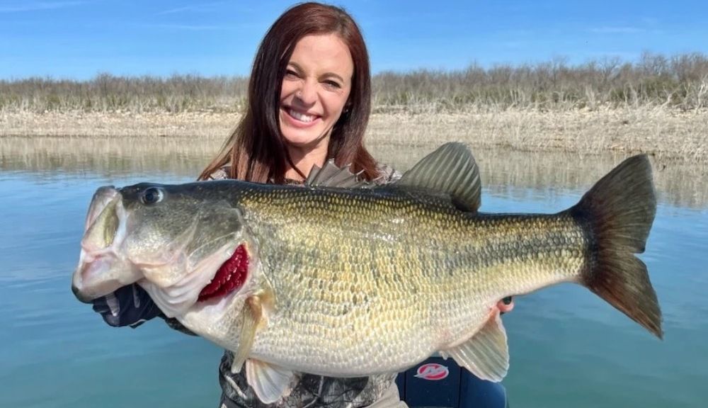 It’s official: Lady angler sets a world record for largemouth bass ftw.usatoday.com/2023/06/news-w…