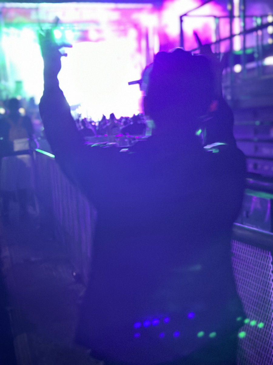 leehuffman's tweet photo. Flew out to Chicago (from Bellingham mind you) to see Clipse play their first complete, headlining set in (I think?) ~15 years. Grew up on these guys and spent the next decade listening to Neptunes-produced smackers after everyone else caught tf up. V v special for me. https://t.co/Q9yvVfjJ2l
