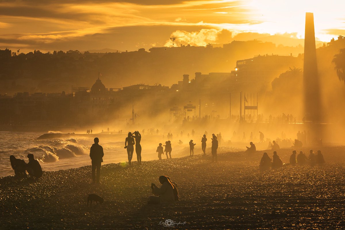 ' Fais que chaque heure de ta vie sois belle. Le moindre geste est un souvenir futur. '

- Claude Aveline -

#CotedAzurFrance #ILoveNice #ExploreNiceCotedAzur #DirectMétéo #Nice06 #FrenchRiviera #Photography #Landscapes #NiceFrance #MétéoFrance #VilleDeNice #Sunset #GoledenHour