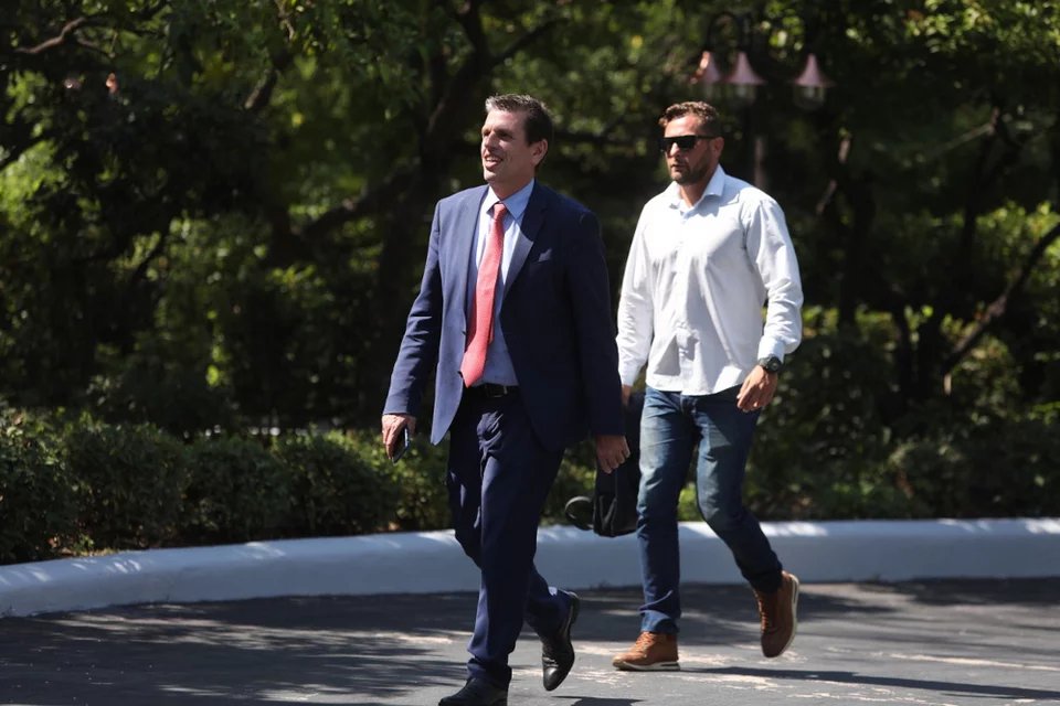 ο καιριδης εχει τον ασφαλιτη να του κουβαλαει την τσαντα
ξεραστε ελευθερα