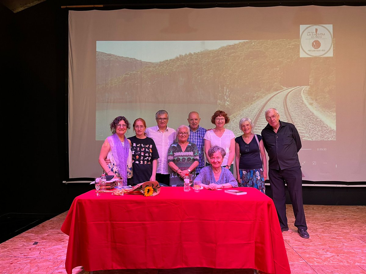 LaSagreraEsMou's tweet photo. Aquest dimecres a @Espai30_Sagrera hem conversat amb la #MariaBarbal, en una sessió en què ens han acompanyat els #Terrabastall amb els seus acordions diatònics i en què hem gaudit de les coques de la @susannabareche
Una magnífica revetlla literària 
#LaSagreraEsMouperLesLletres https://t.co/fRyAMB2xLN