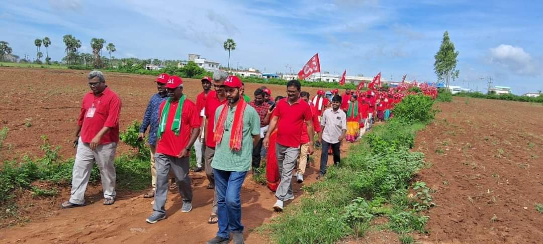 10వ రోజు కోరుటూరు నుండి ప్రారంభమైన మహాపాదయాత్ర దృశ్యాలు
పోలవరం నిర్వాసితులయత్ర ఈరోజు సాగుతోంది...ఇలా..
#cpimforpolavaram 
#Polavaram_RR_package 
#polavaramporu 
#PolavaramPoruYatra 
#polavaramporukeka