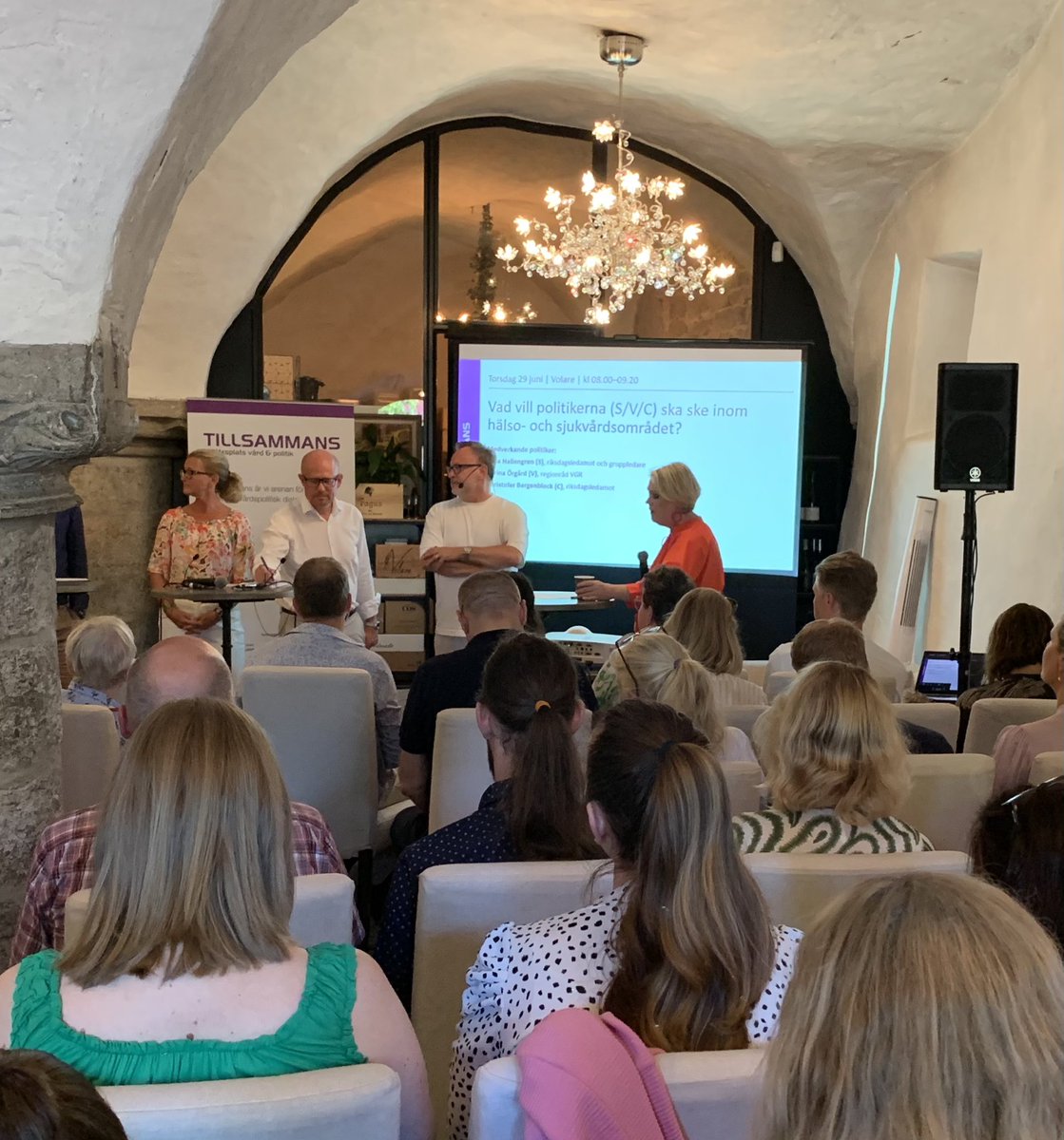 Fullsatt när <a href="/lenahallengren/">Lena Hallengren</a> (S) ställer vår expertpanel mot väggen. Näst ut är Carina Örgård (V) och Christofer Bergenblock (C). #almedalen2023