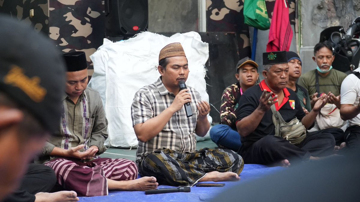 Official_Ansor's tweet photo. Pengabdian bersifat transendental itulah hakikat keimanan; keimanan yang ditandai dengan sikap siap berkorban. Kurban, yang apabila diasalkan akan tereja “qurban”, mempunyai konotasi makna “dekat”. Dengan demikian, pengorbanan adalah pendekatan. Pendekatan makhluk-manusia yang hamba Allah kepada Allah, akan mewujudkan kasih Allah yang mampu menangkal segala rubeda. Kedekatan dengan Allah berarti menjaga diri dari kemungkinan deraan kesengsaraan, karena tentu Allah tidak akan membiarkan yang dekat dengan-Nya menderita. (KH. M. Cholil Bisri)