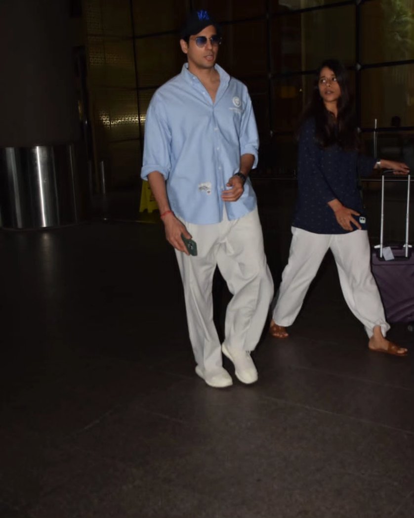 bollywood_couch's tweet photo. Sidharth Malhotra clicked at the Airport ✈️

@SidMalhotra 
#sidmalhotra

Follow 👉@bollywoodcouch
#bollywoodcouch .

#sidharthmalhotra #bollywoodactor #sidmalhotrafc #bollywoodstyle #BollywoodPepe #sidharthmalhotralover #varundhavan https://t.co/5ICZDMMqY2