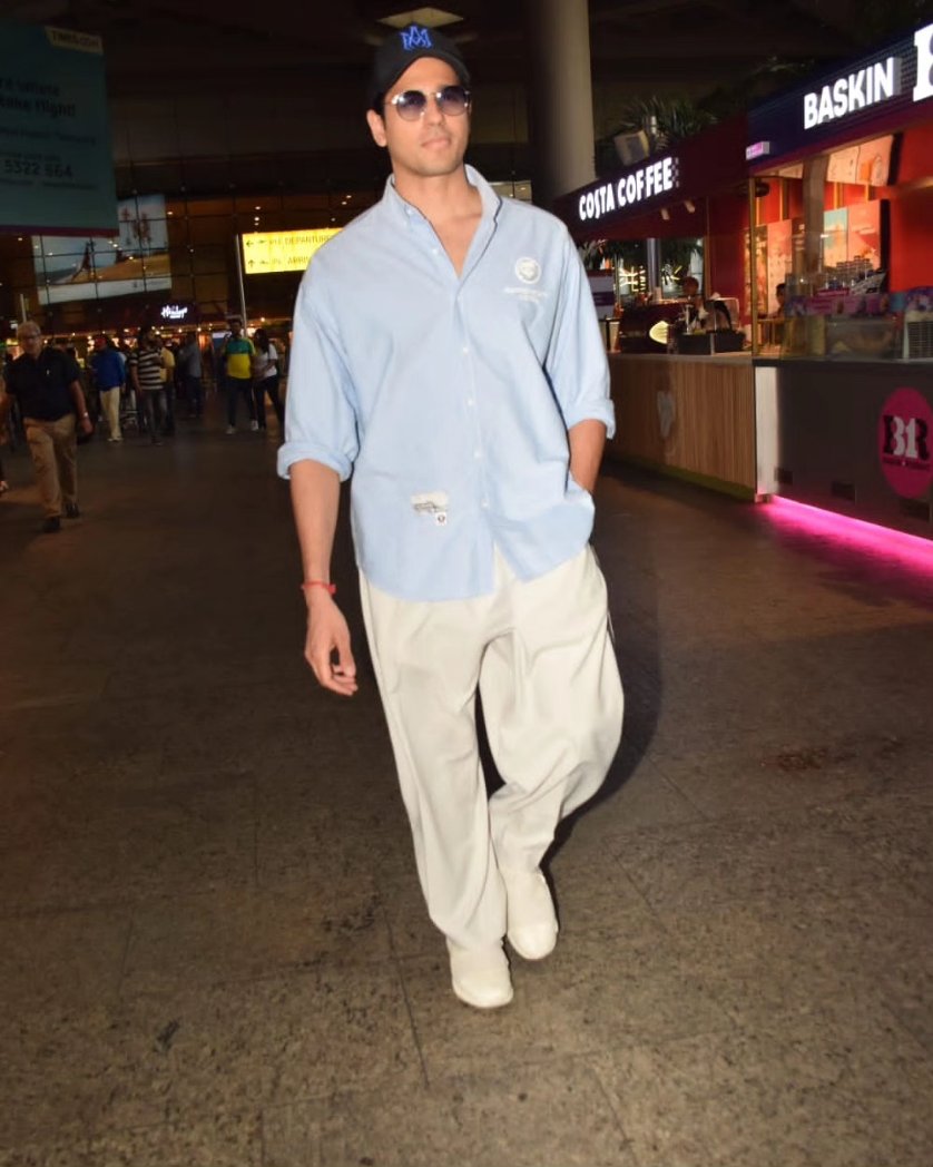 Sidharth Malhotra clicked at the Airport ✈️

<a href="/SidMalhotra/">Sidharth Malhotra</a> 
#sidmalhotra

Follow 👉@bollywoodcouch
#bollywoodcouch .

#sidharthmalhotra #bollywoodactor #sidmalhotrafc #bollywoodstyle #BollywoodPepe #sidharthmalhotralover #varundhavan