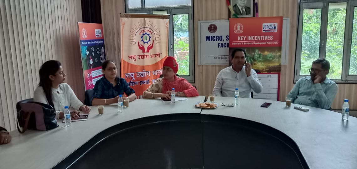 Laghu Udyog Bharati (@lubindia) on Twitter photo <a href="/LUBRajasthan/">LUB India Rajasthan</a> <a href="/LUB_Mahila_Jal/">Laghu Udyog Bharati - Mahila Ikaai Jalandhar</a>
#lub_महिला इकाई #जालन्धर ने डीआईसी जालन्धर में एक चर्चा पैनल आयोजित करके #MSMEDay मनाया। जहां उद्योगपतियों को भी आमंत्रित किया गया। नई योजनाएं और उनके लाभों पर चर्चा की गई और अगले #msme कार्यशाला के एजेंडे पर भी कुछ निर्णय लिए।
श्री मंजीत लाली जी <a href="/LUBRajasthan/">LUB India Rajasthan</a> <a href="/LUB_Mahila_Jal/">Laghu Udyog Bharati - Mahila Ikaai Jalandhar</a>
#lub_महिला इकाई #जालन्धर ने डीआईसी जालन्धर में एक चर्चा पैनल आयोजित करके #MSMEDay मनाया। जहां उद्योगपतियों को भी आमंत्रित किया गया। नई योजनाएं और उनके लाभों पर चर्चा की गई और अगले #msme कार्यशाला के एजेंडे पर भी कुछ निर्णय लिए।
श्री मंजीत लाली जी