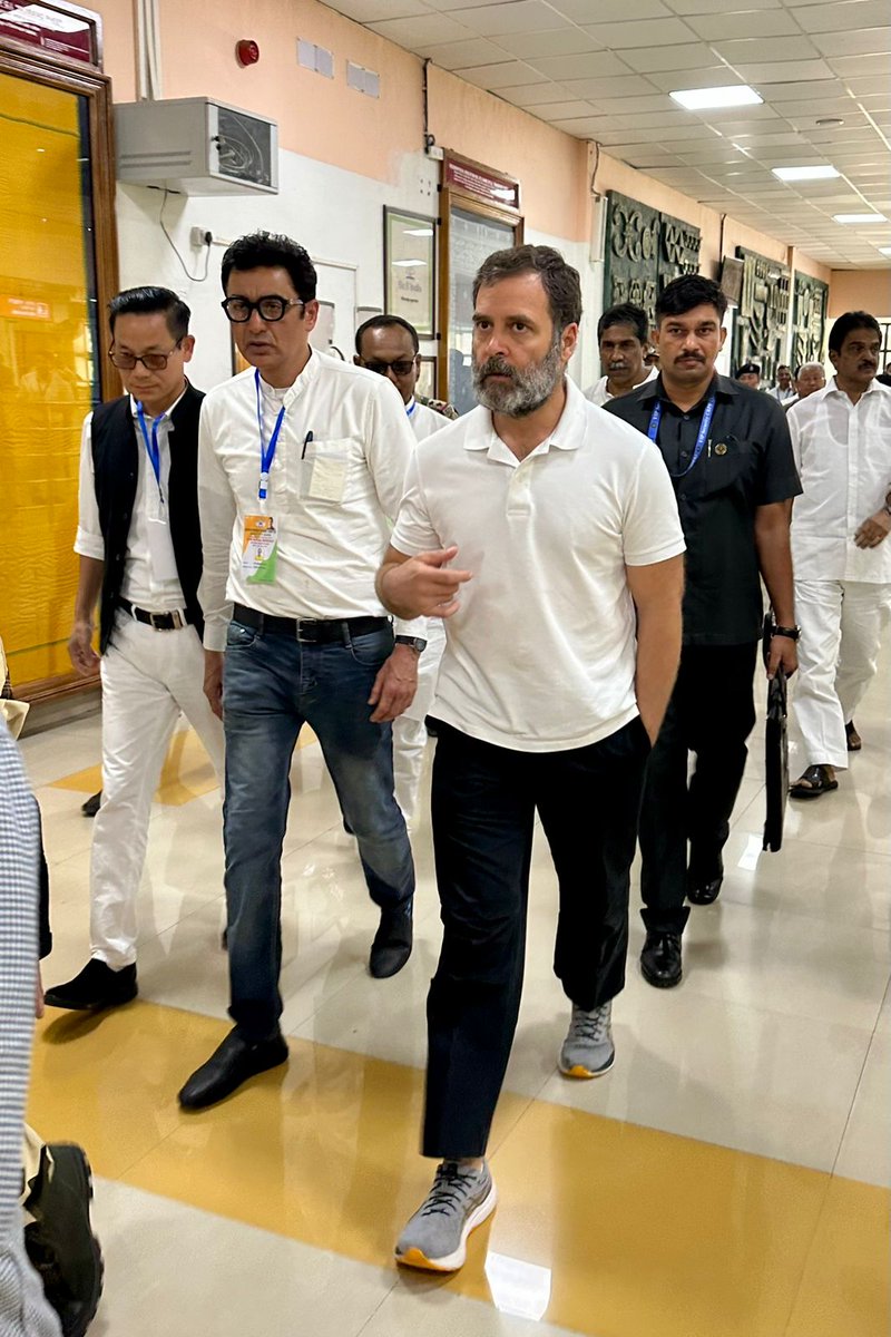 आपके राहुल गांधी प्रेम, भाईचारा, अमन का पैगाम लेकर मणिपुर पहुंच गए हैं।

कुछ वक्त में वो हिंसा के पीड़ितों से मिलेंगे।