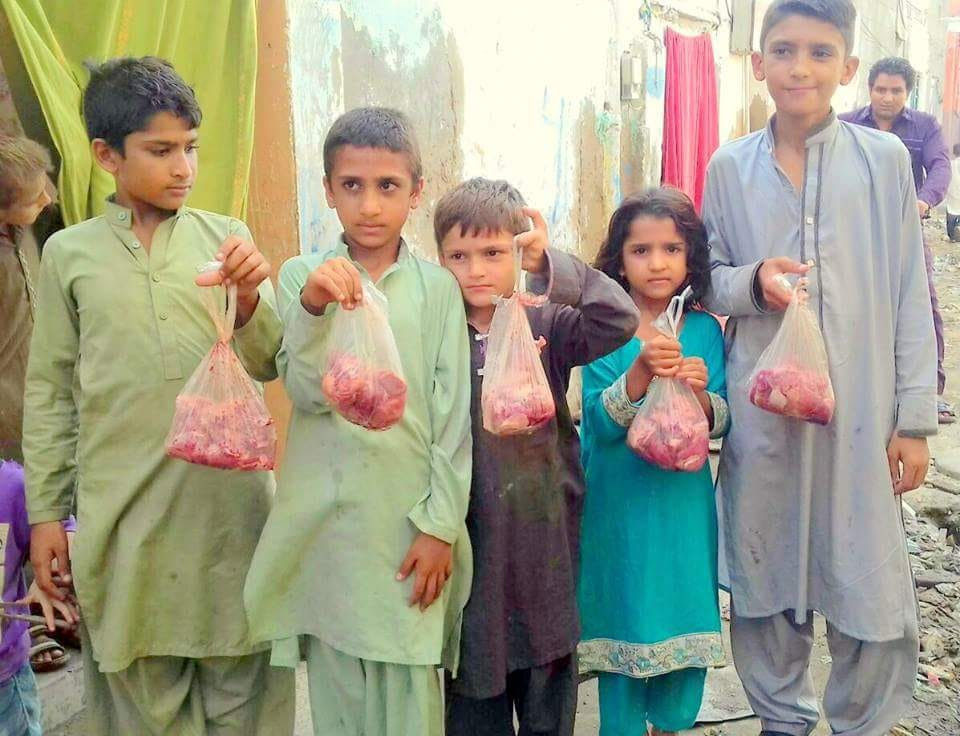 Aleena88604's tweet photo. Spread happiness on this eid &amp; remember to keep ur area clean. 
#CleanLahore https://t.co/HL3jNwOMSW