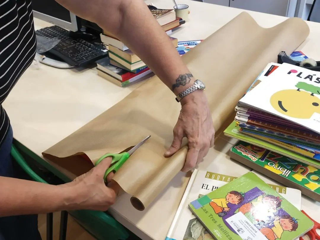 Proyecto  LEER DA SUEÑOS queremos que el verano se llene de lecturas. 105  lotes  irán destinados a los grupos de colonias y a sus familias.
¡Estamos deseando que abran sus regalos! Gracias a los vecin@s del barrio por vuestras donaciones y tod@s las entidades que nos donan 📚