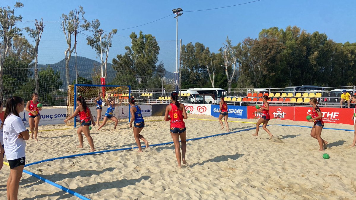 RFEBalonmano's tweet photo. 🏆 EURO YAC 17 - Femenino 
📌 Preliminary Round
⏱️ Set 1 - Final 

🆚 España 🇪🇸 (1) 22:14 (0) 🇨🇭 Suiza 

⚔️ España suma el primer set, con notable aportación de Lucía Martínez: 10 puntos para ella. 

#BalonmanoPlaya #GuerrerasJuvenilesArena https://t.co/nYlppAGgll
