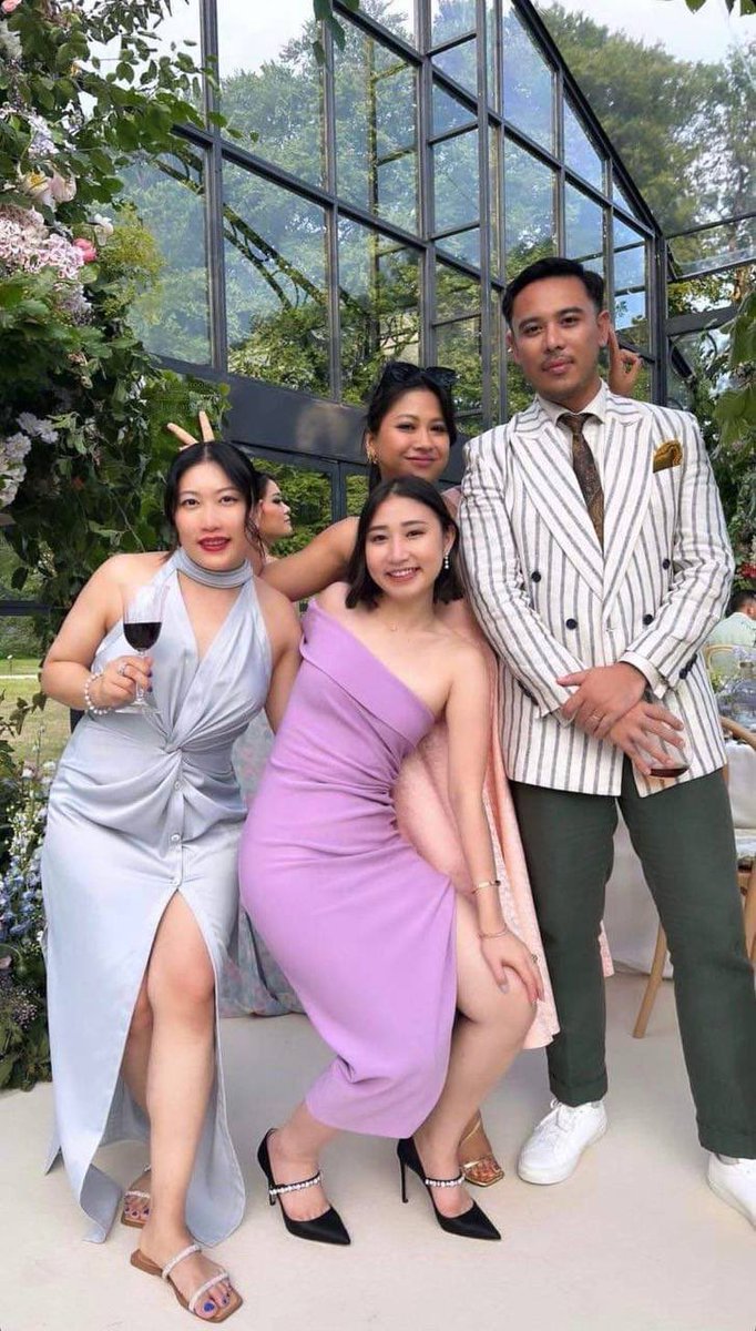 nicholas6284's tweet photo. The daughter of KBZ group had their wedding in Netherlands surrounded by children of cronies.
KBZ group is actively responsible for the arrests of many protestors and CDMs by providing information to sit-tat their user data.
#WhatsHappeningInMyanmar https://t.co/PBhzVbBM2h