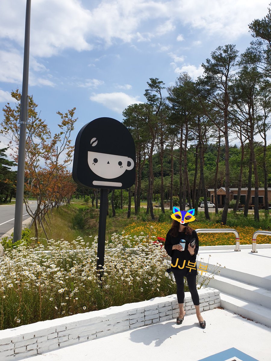 양양놀러갔다가 지나가는 길에 있는 커피숍에서 한장 찰칵.~~^^