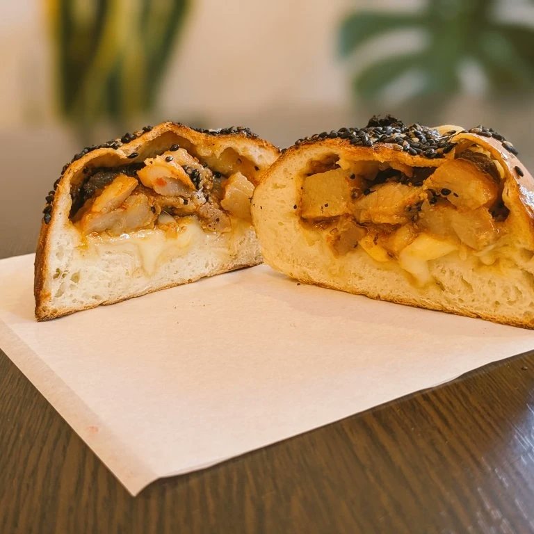 ☀緊急告知☀
明後日、7月１日から8月31日まで
冬に販売してた辛味噌チーズ胡椒餅を再発売します！！😋

夏の熱い時期なので辛さで吹き飛ばしましょう！！🌊🏄

現在期間限定のあんバターチーズも同時に販売するので４種類の味をお楽しみ下さい👍👍