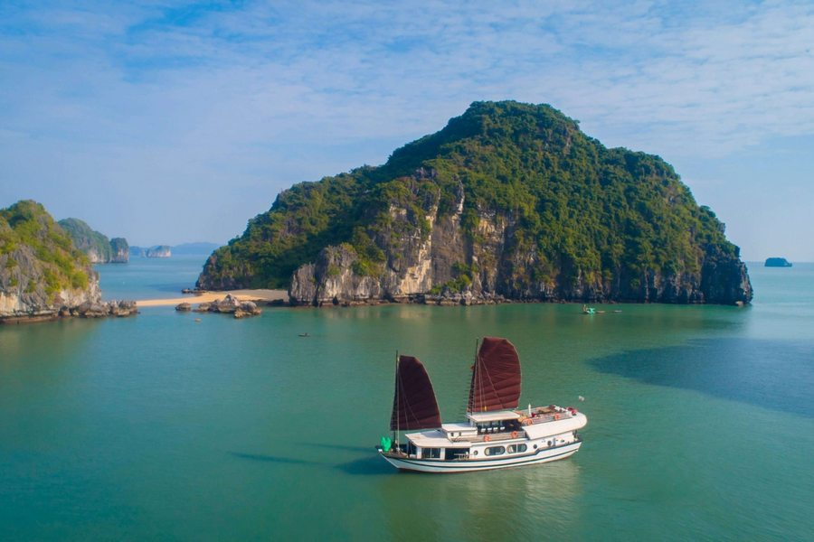 indojunk's tweet photo. Halong Bay cruise on a small boat is one of the most vibrant activities in the UNESCO World Heritage Site. So, what exactly is it, and why should you opt for this experience? #indochinajunk #baitulongbay #halongbaycruise

https://t.co/DNRB0XTyTv https://t.co/Iv2EFQCOfA