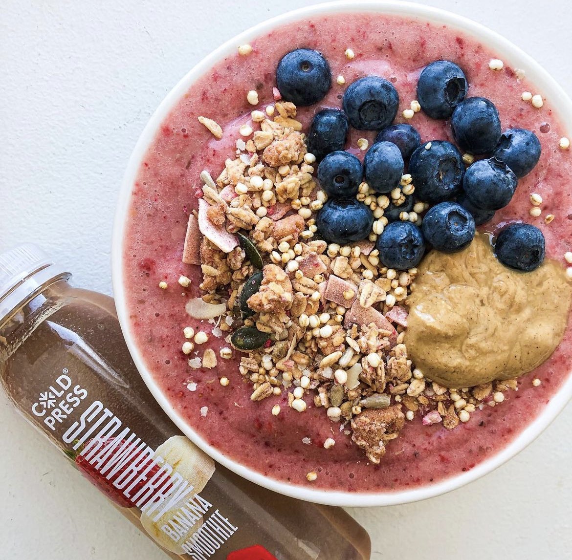 Start your morning right, with a a Coldpress Smoothie Bowl ☺️🍓🍌