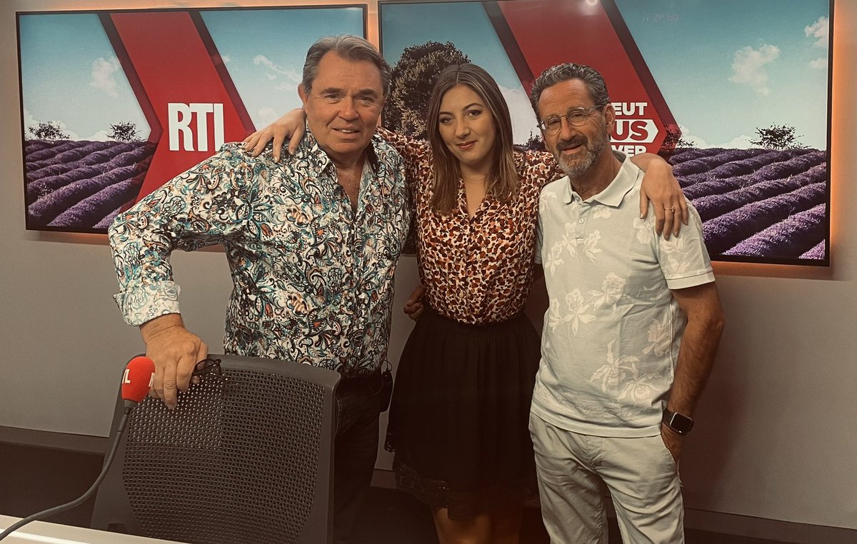 Dernière émission en direct sur @RTLFrance et @M6 📻📺 Du fun et des fleurs pour ce 149ème direct de la saison 💜 
#CPVA #salledesappels #negociateurs #journalistes
@hpouchol @bernard_sabbah ☀️