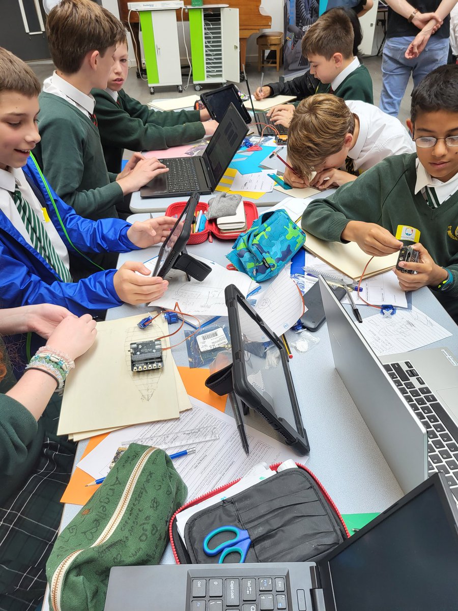 CompAtSch's tweet image. We&apos;re at today&apos;s @ArmEducation #InnovationDay! 💡 Pupils are creating algorithms for #microbits and designing floating devices to clean up an oil spill. So many creative ideas already!
#physicalcomputing #computingeducation
