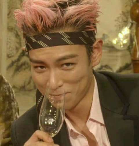daerireba's tweet photo. VIPs seeing                      Vips seeing
fellow vips                        antis making
making fun        VS          fun and joke
And joke                             about T.O.P
about T.O.P https://t.co/qzJA4mU5jw