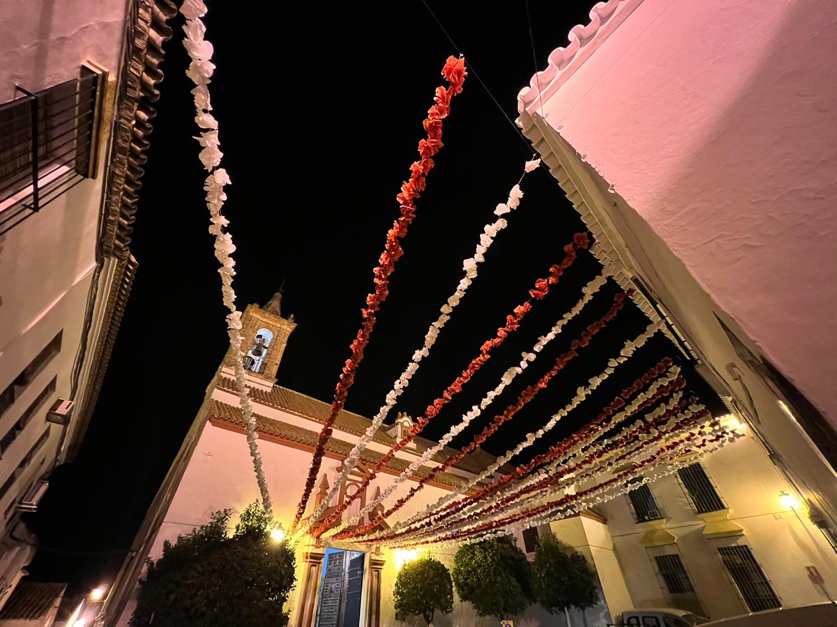 SagradaExpirac's tweet photo. Un barrio y una Hermandad imparables e impacientes por ver a su Reina por las calles de Carmona. https://t.co/RaoKKkS8dj
