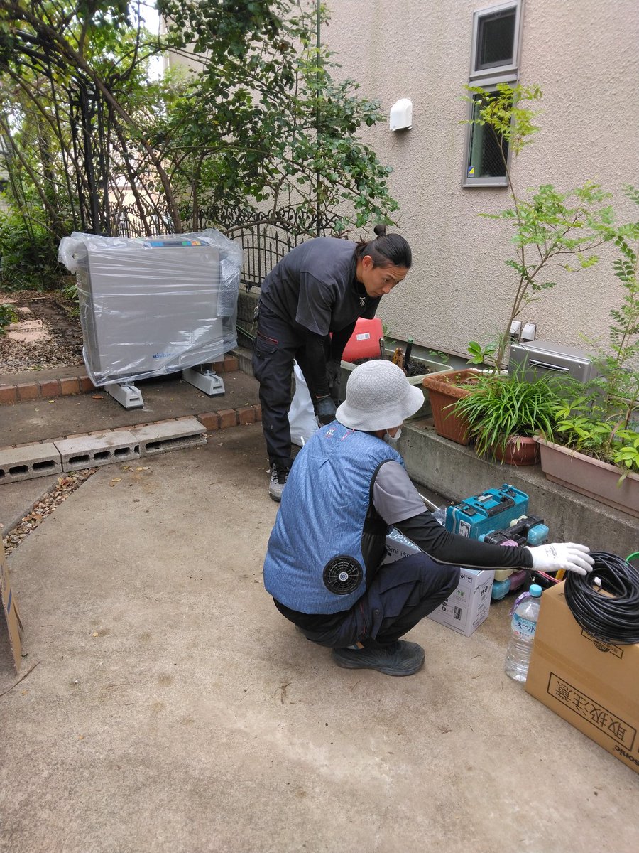 本日は相模原市は気温33度でとても蒸し暑い🤣暑い中現場の方は作業されています汗💦写真はV2H(電気自動車の充電器)設置作業です。家で作った電気が車の燃料になるなんて、環境にも優しい『エコ』です😀#24卒 #就活生 #マイナビ #説明会 #就活生と繋がりたい