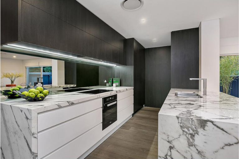 Galley Kitchen Design Tips with Pros and Cons

Learn more: bit.ly/3Xx7mgN

#Galleykitchen #KitchenLayout #kitchen #HomeImprovement  #kitchendesign