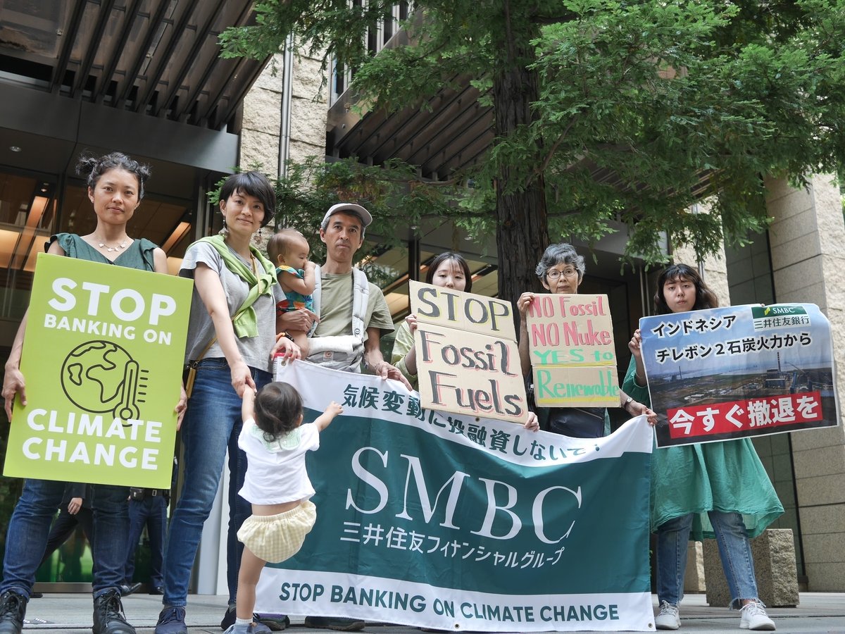 Today, we took action in front of the venue of AGMs of Mitsubishi UFJ (@mufgbk_official) and Sumitomo Mitsui (@smbc_midosuke), asking shareholders present to support shareholders’ proposal to enhance climate policy. #KeepItInTheGround #EndFossilFuels