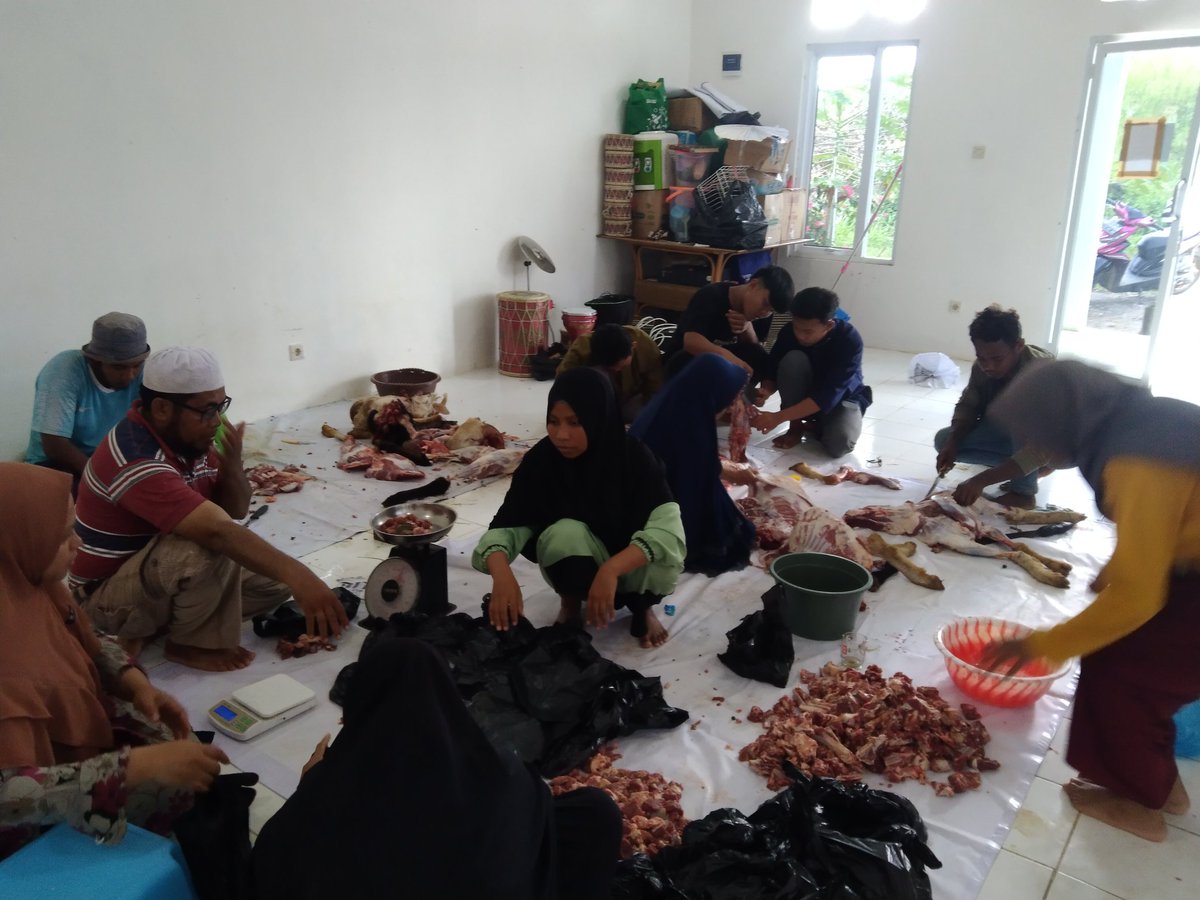 Semangat berjamaah, cincang daging qurban dari 7 domba, semoga bisa menambah senyum kebahagiaan masyarakat sekitar pondok di awan 😍😍

#iduladha1444h