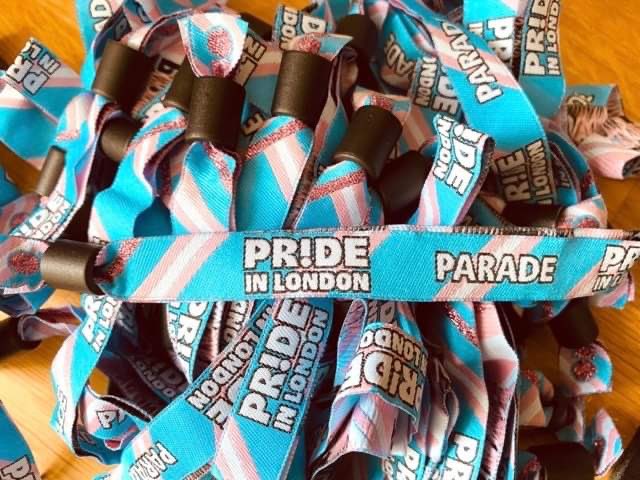 #倫敦驕傲大遊行 倒數兩天！ 有興趣一起加入遊行隊伍的朋友請儘速報名（目前還能排候補名單）；已報名的朋友請別忘了收信，了解本週六的遊行集合時間、地點與活動細節！ eventbrite.co.uk/e/2023-tickets… 圖：今年的入場手環（超值收🏳️‍⚧️😍🏳️‍⚧️） #PrideinLondon #Pride2023 #NeverMarchAlone #倫敦講臺